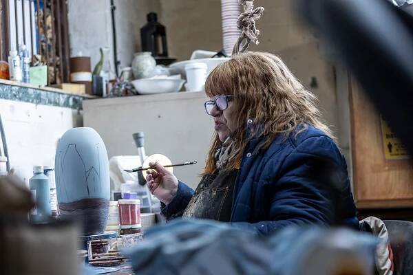 Anita-Harris-Art-Pottery-with-her-famous-stocking-support©-Paul-Worpole-Photography