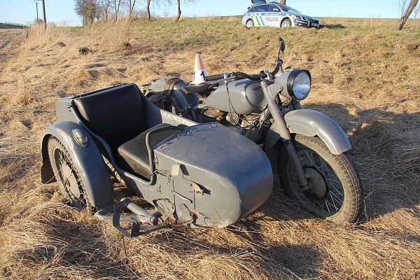 Řidič spadl z historické motorky, spolujezdkyně v sajdkáře odjela do polí