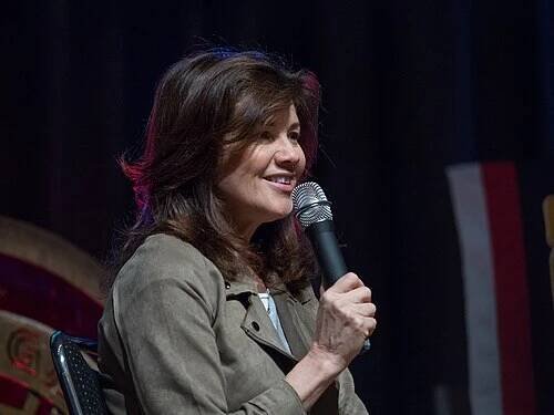 Daphne Zuniga - Wikipedia