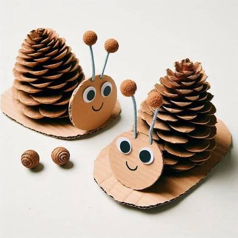 #slak #herfst #dennenappels en 2025 | Créations pour nourrisons, Créations de maternelle, Artisanat pour bébé