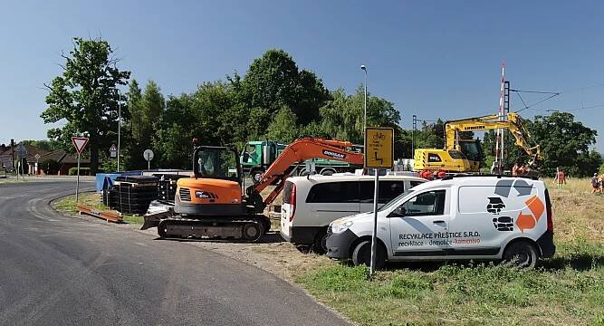 Uzavřeno, objížďka. Chodovou Planou neprojedete, opravují zde železniční přejezd