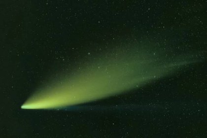 Se zelenou kometou, kterou nad Českem uvidíme pouhým okem, se děje něco podivného. Může za to Slunce?