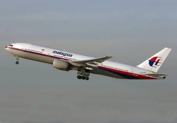 Príbuzní pasažierov zmiznutého letu Malaysia Airlines žiadajú nové vyšetrovanie
