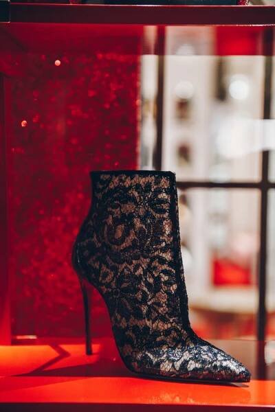 Galerie: Christian Louboutin otevřel v Praze svůj první butik | Elle.cz
