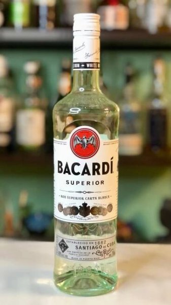 botella de ron blanco