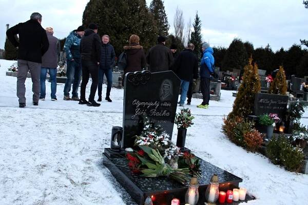 Deset let od úmrtí Jiřího Rašky: Na hrobě se objevila také proslulá "Raškovka"