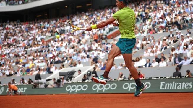 Forhend Rafaela Nadala během finále Roland Garros.