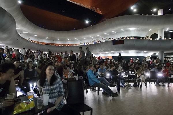 Zaplněné Sono centrum si marně přálo finále. Při neuznaném českém gólu bouřilo