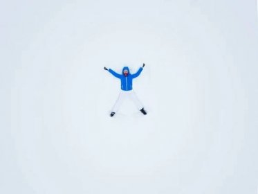 Aeriel pohled z dron na ženu Sněžní andělé a hrací plo — Stock fotografie