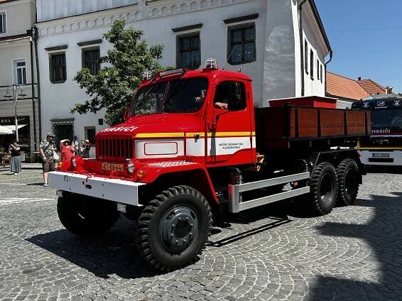Hasiči v Sušici slavili ve velkém, ohromili vodní fontánou i spanilou jízdou
