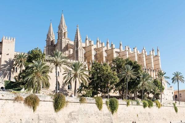 Zarte Eleganz auf Mallorca – Embrace Your Love