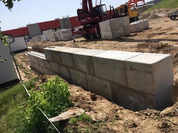 Opěrné stěny u nákupního centra v Týnu nad Vltavou - MegaBeton - betonový blok
