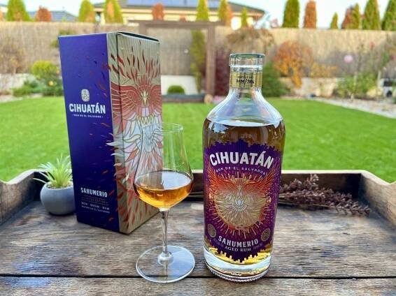Cihuatán Sahumerio rum v sklenici