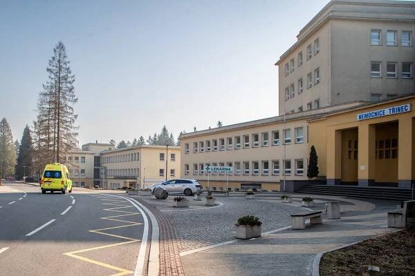 Razie v třinecké nemocnici: Sosnu obsadili policisté, odvedli ředitele Veverku