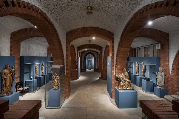 UPROSTŘED KORUNY ČESKÉ - Gotické a raně renesanční umění východních Čech 1250-1550 - Muzeum východních Čech v Hradci Králové