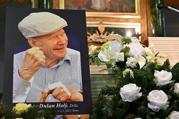 „Krojovaný“ pohřeb hudebníka Holého (†91): Měl metál od Havla, loučili se i Rychlík či Pavlica