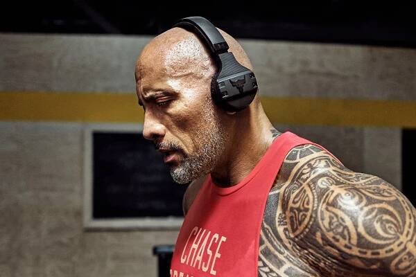 The Rock predstavil vlastné slúchadlá so skvelými vlastnosťami. Dokonca aj s relatívne nízkou cenou