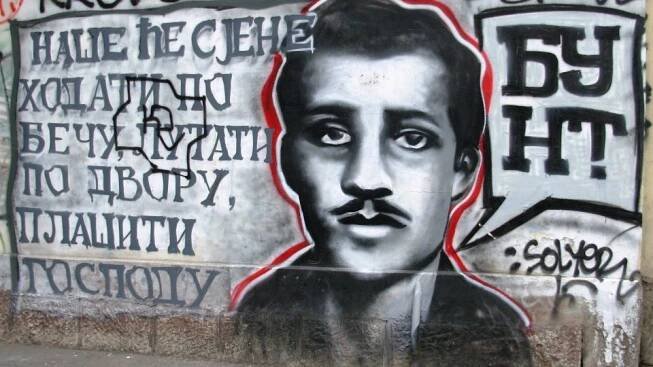 Graffiti s podobiznou Gavrila Principa na zdi u Bělehradu | foto: Slikao Goldfinger,  lic. CC BY-SA 3.0 RS