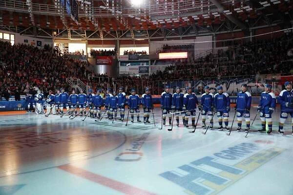 Skvělá atmosféra provázela hokejové derby mezi HC MUNI (v modrém) a VUT Cavaliers Brno (v červeném).