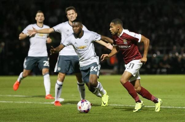 Favorité z Manchesteru jdou dál, United se ale s outsiderem trápili