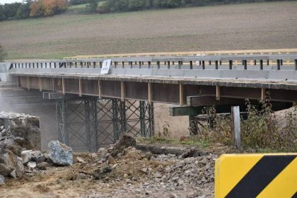 VIDEO: Most u Mirotic jde k zemi. Musel ustoupit stavbě nové dálnice