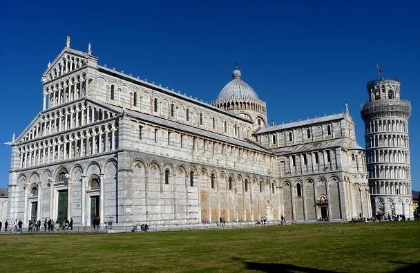 Soubor:Piazza dei Miracoli - The Cathedral and the Leaning Tower in Pisa.jpg