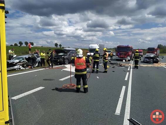 Policie hledá svědky nedávné vážné nehody tří aut na chrudimském obchvatu