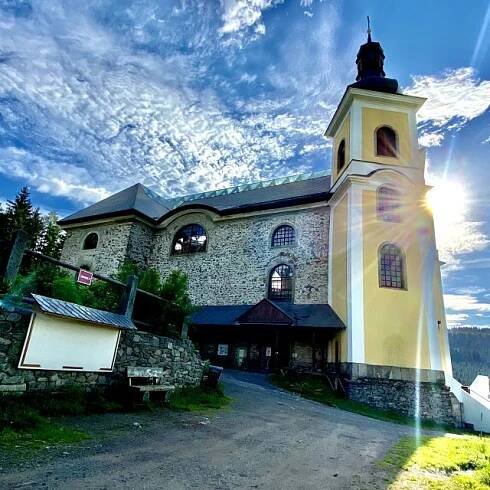 Do Neratova v Orlických horách i díky kostelu se skleněnou střechou míří desetitisíce turistů ročně | foto: Ondřej Vaňura,  Český rozhlas,  Český rozhlas