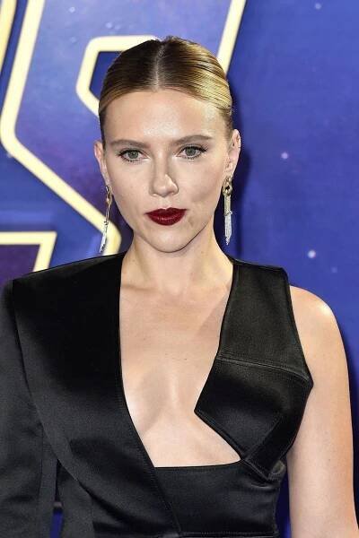 Tohle málem nedopadlo dobře! Scarlett Johansson oblékla na premiéru nebezpečný výstřih