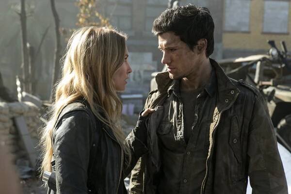 Falling Skies - At All Costs - Z filmu - Sarah Carter, Drew Roy