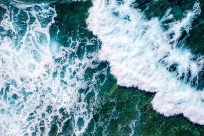 drsné mořské vlny stříkající v blízkosti skalnatého mořského dna - mořská pěna - stock snímky, obrázky a fotky