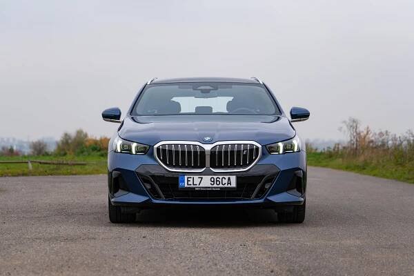 Jako v bavlnce i s batohem na zádech: BMW i5 Touring je moderní elektromobil pro tradicionalisty