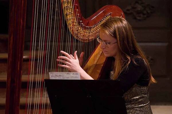 Harfenistka Dominika Svozilová se představí v Domažlicích.