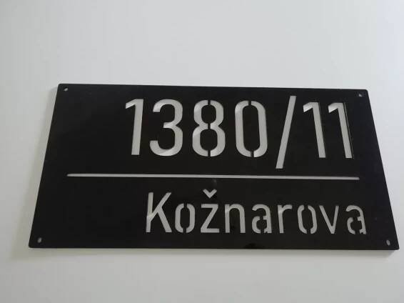 Jak správně umístit ceduli číslo popisné na budově pro snadnou identifikaci? - Dekohra