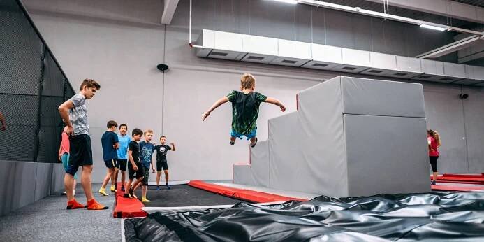 Hodina skákání v Jump Academy Olomouc: trampolíny, ninja dráha, parkour zóna i 9D kino