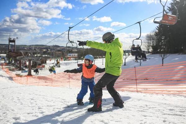 Harusův kopec u Nového Města na Moravě o víkendu ožil lyžaři | Vysočina-news.cz