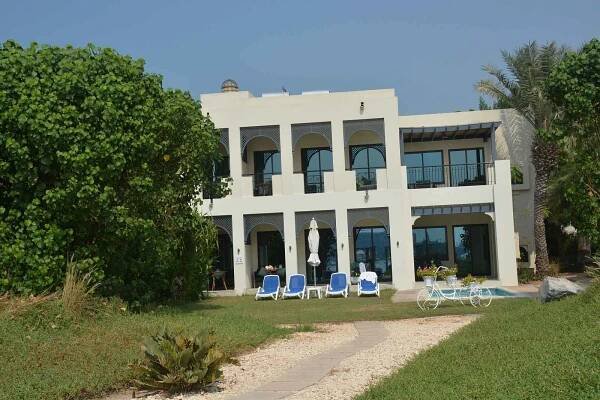 Areál hotelového resortu Rixos Al Mairid Ras Al Khaimah v emirátu Rás al-Chajma. Pětihvězdičkový hotel je zaměřený na evropskou klientelu a rodiny. Nabízí hlavní budovu i samostatné vily, několik restaurací, bazénů, pláž a bohatý program.