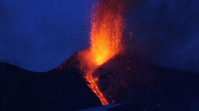 Etna opět bouří. Italská sopka chrlí lávu, erupce nabízí magický pohled