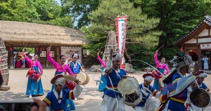 Soul: Suwon Hwaseong, lidová vesnice a knihovna Starfield