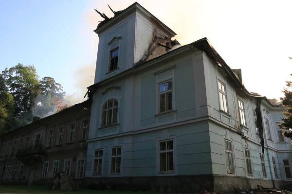 Soud vzal do vazby šest lidí kvůli zapálení autobazaru a zámku v Horním Maršově