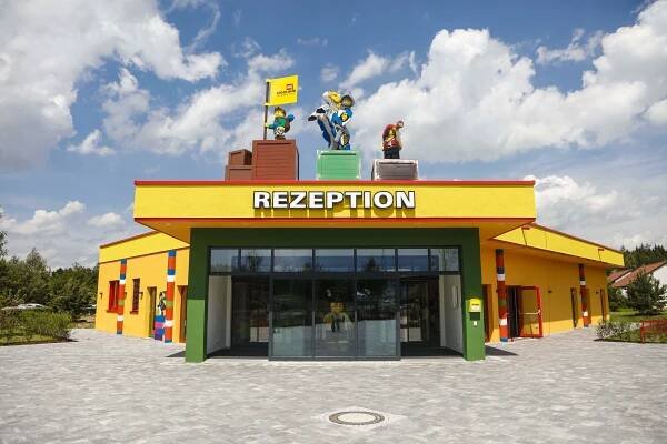 LEGOLAND Feriendorf Rezeption Außenansicht
