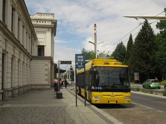 Nejmenší český trolejbusový provoz prošel nedávno kompletní obnovou – z evropských dotací bylo v roce 2020 pořízeno 8 bateriových trolejbusů Škoda 30Tr, které plně postačují pro všechny zdejší linky – aktuálně jsou navíc v provozu pouze linky 6 a 7. Linka 7 projíždí také kolem zdejšího hlavního nádraží, kde navazuje na vlaky.