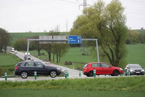 Nová křižovatka na I/43. Balisety u Sebranic nahradí kruhový objezd
