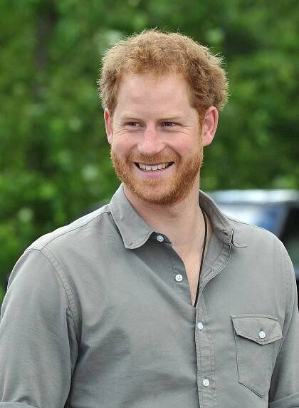 Kráska z Vlka z Wall Street si textuje s princem. Harry na její odpověď čeká i týdny