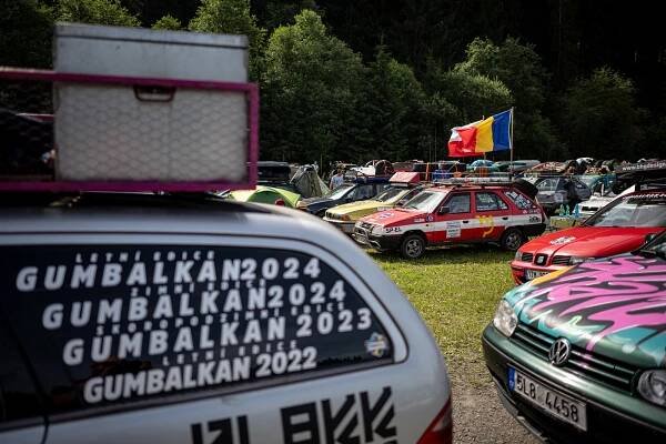 Káry za pár korun a dvě Pamely. Na Bílé se to hemžilo vyladěnými auty Gumbalkan
