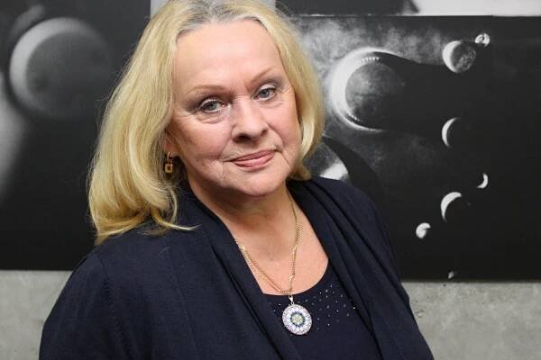 Věra Křesadlová inklinovala k umění odmala. „Dobře jsem kreslila,  takže bylo jasné,  že se budu ubírat tímhle směrem.“ Dnes jsou její pýchou vitrážové lampy | foto: Adam Kebrt,  Český rozhlas