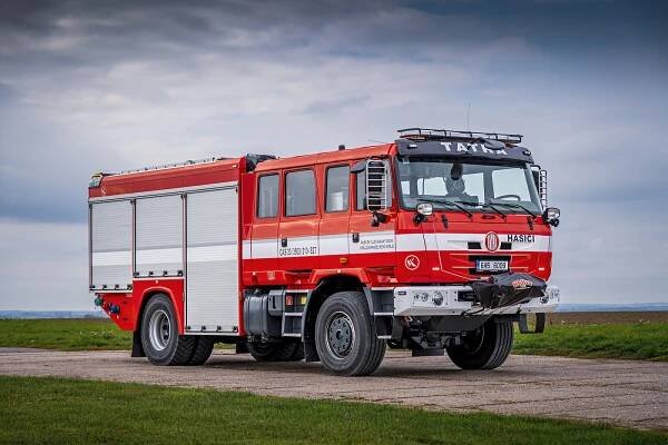 Tatra Terra pro profesionální hasiče z Královéhradeckého kraje je vybavena řezacím zařízením Cobra, vyrobila ji firma KOBIT