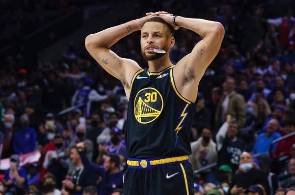 Stephen Curry překonal historický rekord NBA. Zaznamenal více trojek než kdokoli před ním