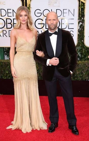 Herec Jason Statham do toho praští! Bere si mladší krásku!