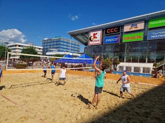 TÍMY MESTSKÝCH ČASTÍ DNES SÚŤAŽILI NA PIESKU – TERASA HOSTILA NA TURNAJI V BEACH VOLEJBALE | Miestny úrad Košice – Staré